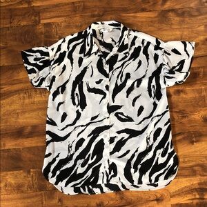 Nine West women’s white and black print flutter sleeve shirt. Size medium